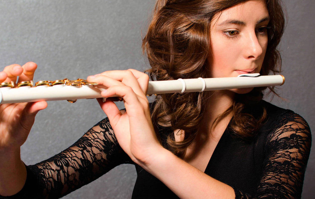 Слушать красивую музыку флейты. Серена Флейтес. Девушка с флейтой. Фотосессия с флейтой.